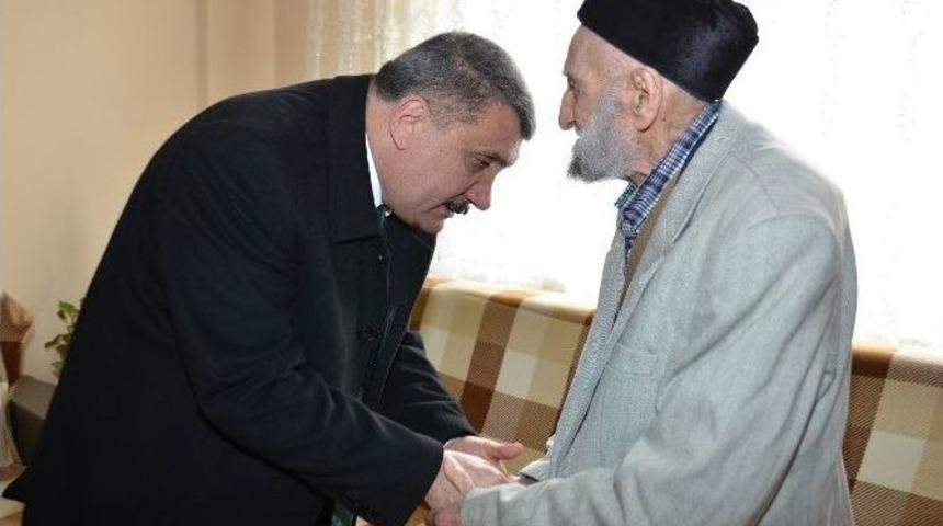 Başkan G&uuml;rkan, Asırlık Dedeyi Ziyaret Etti