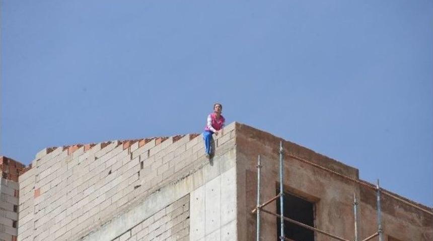 Sevgilisinin Terk Ettiği Kadın &Ccedil;atıdan Atlamak İstedi