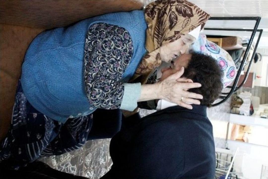 Ak Kadınlar, İlhan Altın İle Huzurevi Sakinlerini Sevindirdi