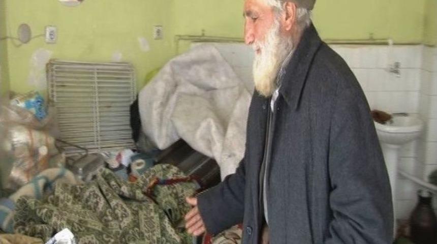 Yaşlı Adam 3 Yıldır Boş D&uuml;kkanda Kalıyor