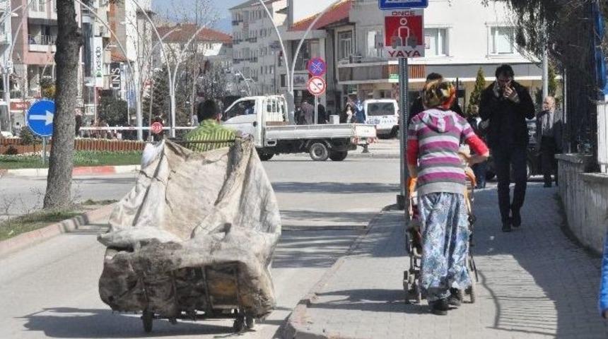 Karton Toplayarak Ge&ccedil;imini Sağlayan Ailenin Yaşam M&uuml;cadelesi Y&uuml;rekleri Burkuyor