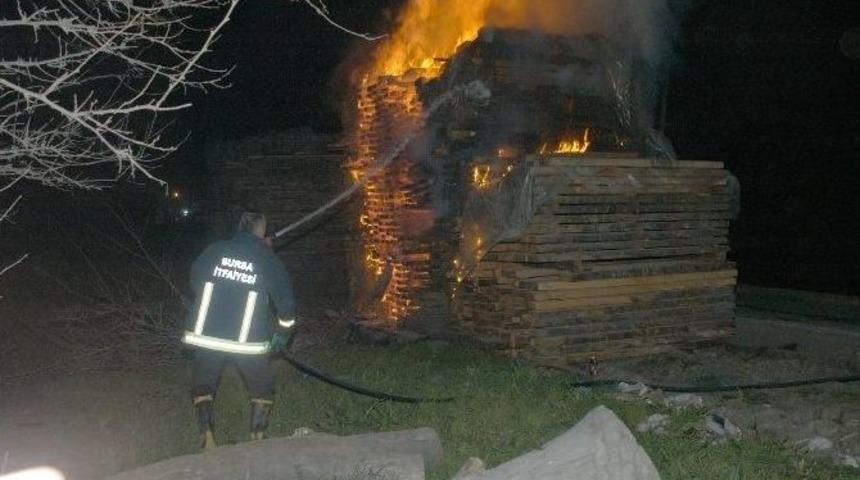 Alkoll&uuml; Gen&ccedil;ler Keresteleri Ateşe Verdi