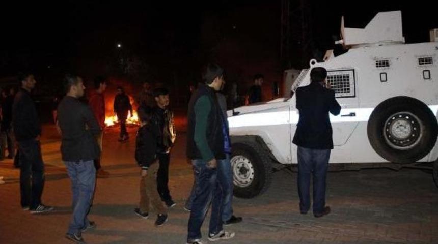 Elektrik Kesintilerine Tepki I&ccedil;in Yol Kapatıp Trafoyu Ateşe Verdiler