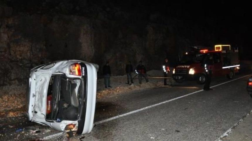 Besni'de Otomobil Devrildi: 4 Yaralı