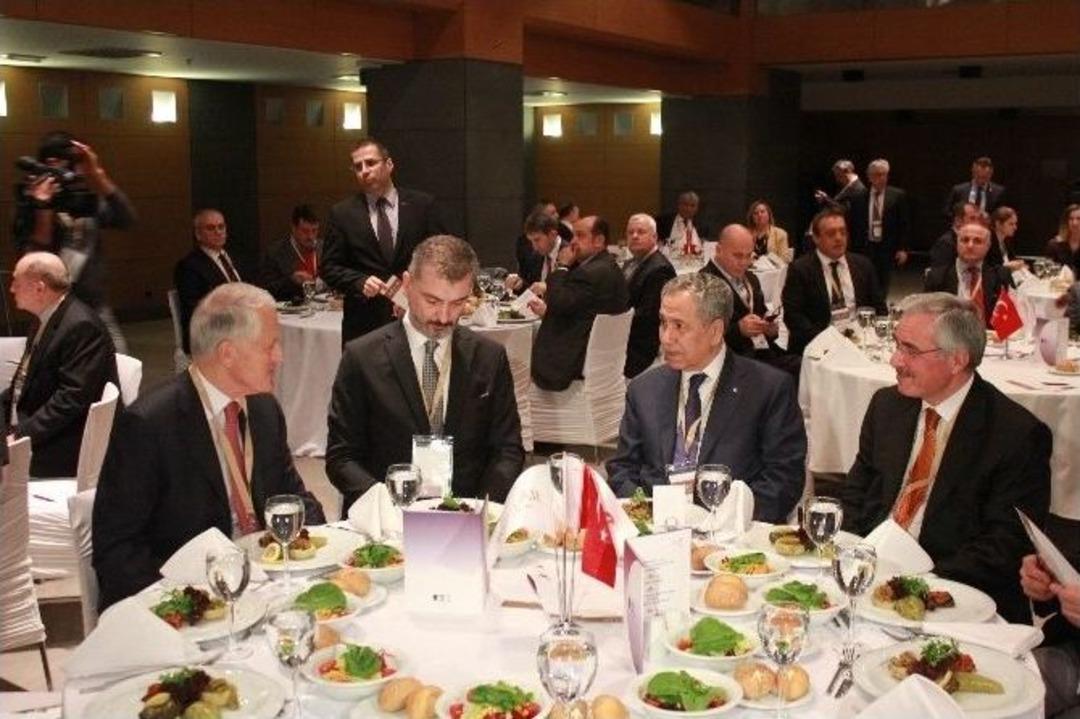 B&uuml;lent Arın&ccedil;: "(başkanlık Sistemi) Alaturka Değil Alafranga Olması Lazım"