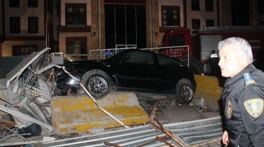 Kontrolden &Ccedil;ıkan Otomobil Metro Şantiyesine Girdi