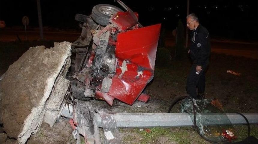 Otomobil Direğe &Ccedil;arptı: 3 Yaralı