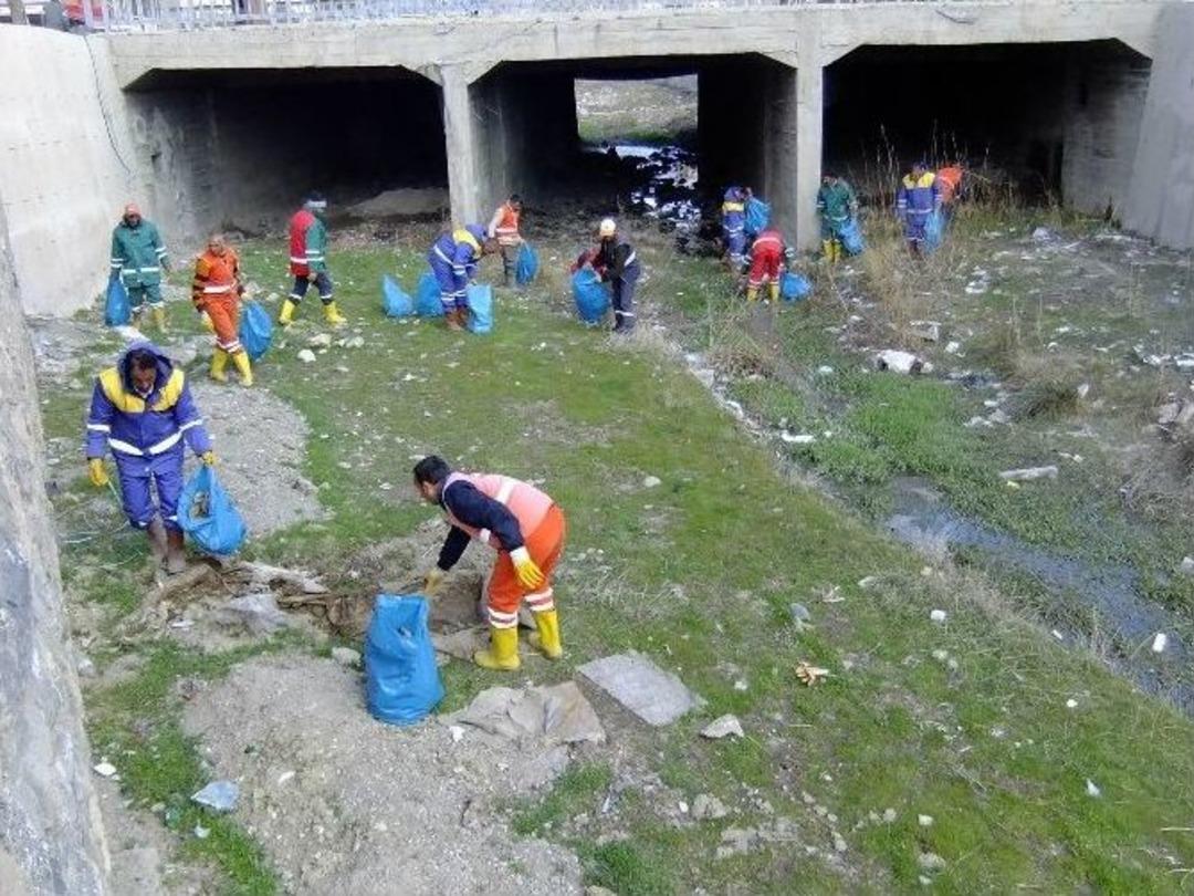 Akk&ouml;pr&uuml; Deresi Temizleniyor