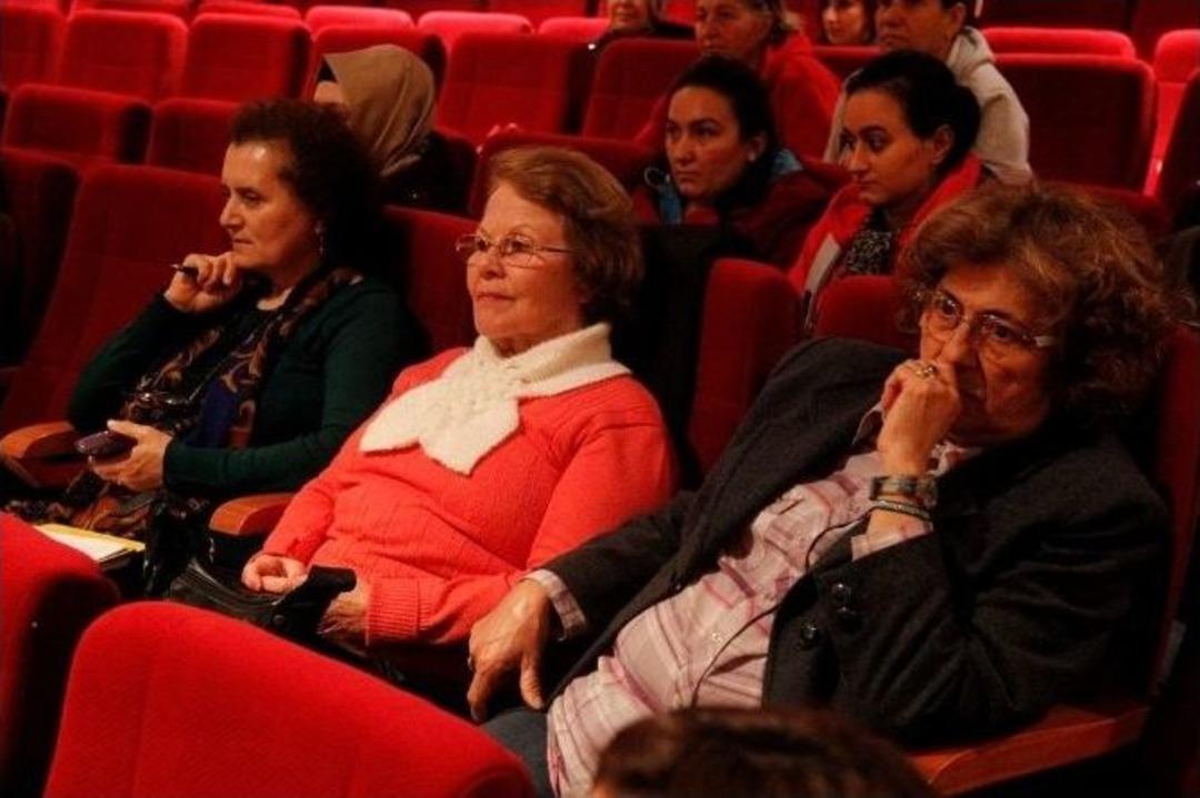 Seda Diker Buca&rsquo;da Kitap Kul&uuml;b&uuml;&rsquo;n&uuml;n Konuğu Oldu