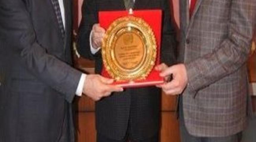 Ak Parti Mardin Milletvekili Aday Adayı &Ouml;zkan&rsquo;a Kızıltepeliler Derneği&rsquo;nden Plaket
