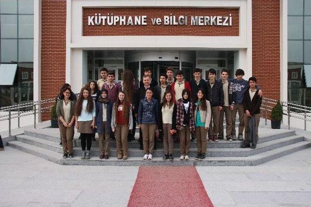 Lise Öğrencilerinden Üniversite Kütüphane Ve Bilgi Merkezine Ziyaret