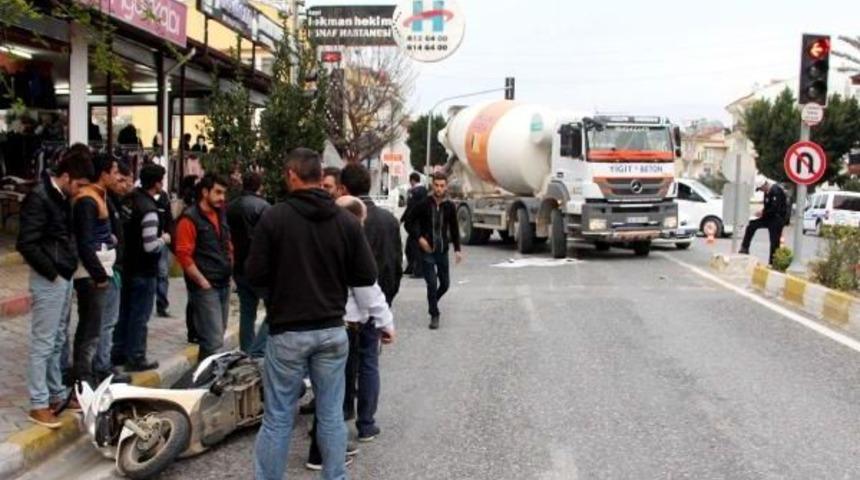 Beton Mikserinin Ezdiği Anne Ve Bebeği Aynı Mezara Defnedildi