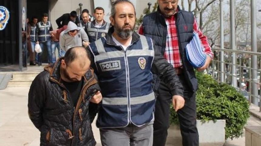 Bursa'da Ara&ccedil; Tekerleklerini &Ccedil;alan &Ccedil;eteye Darbe