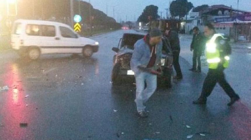 &Ccedil;alıntı Ara&ccedil;lar Polis Otosuna &Ccedil;arptı: 1'i Polis 3 Yaralı