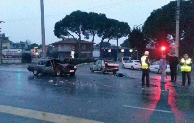 Çalıntı Araçlar Polis Otosuna Çarptı: 1'i Polis 3 Yaralı