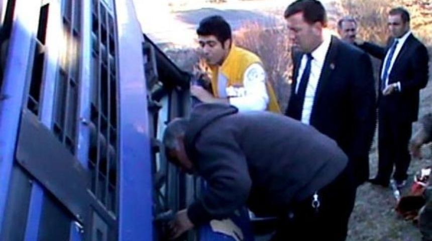 Kazada Sıkışan Tır S&uuml;r&uuml;c&uuml;s&uuml;ne Kaymakam 50 Dakika Destek Verdi