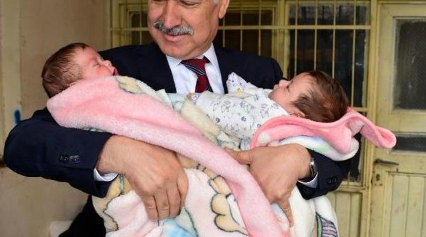 İkizlere Yardım Eli Uzandı