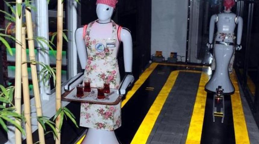 Kafeteryada Servisler Robot Garsonlardan