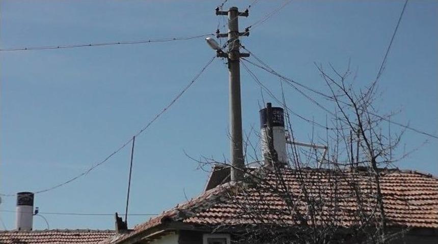 Evin Ortasındaki Elektrik Direği G&ouml;renleri Şaşırtıyor
