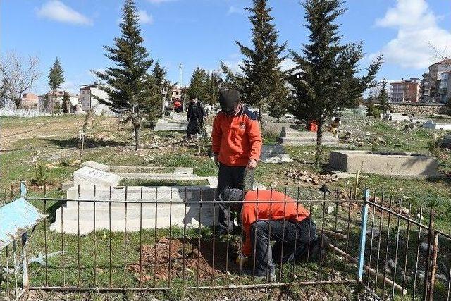 Belediye, İş Kur İşbirliğiyle Mezarlıkları Yeşillendiriyor