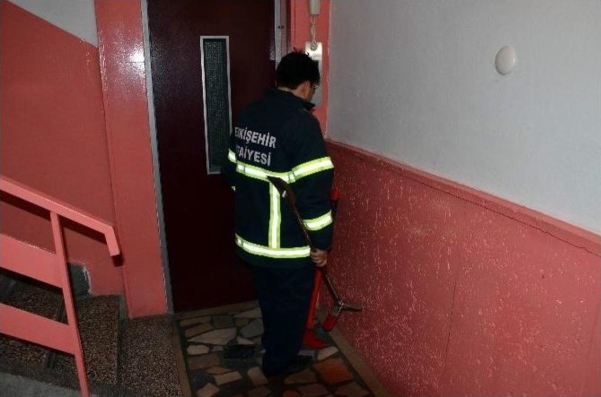 Şizofren Hastası Eski Doktor Annesini Rehin Aldı