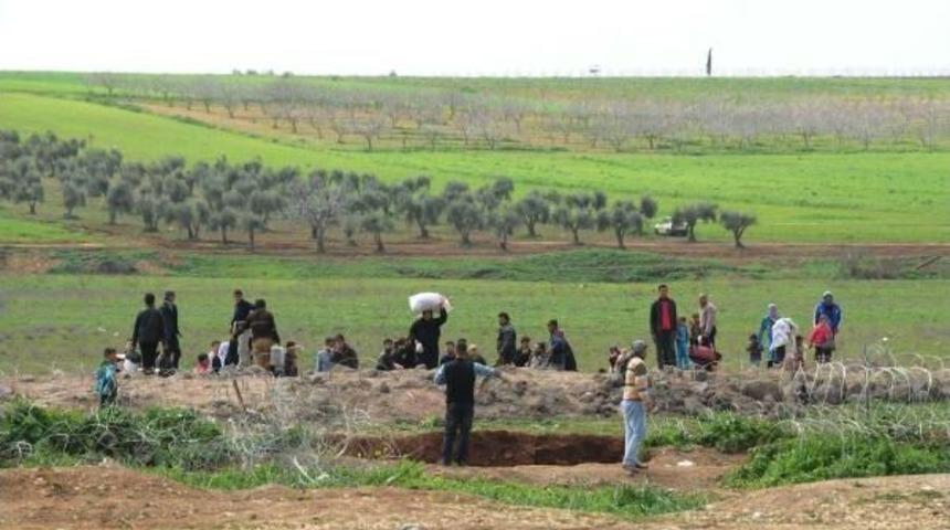 Suriyeliler'in Türkiye'ye Kaçışı Sürüyor