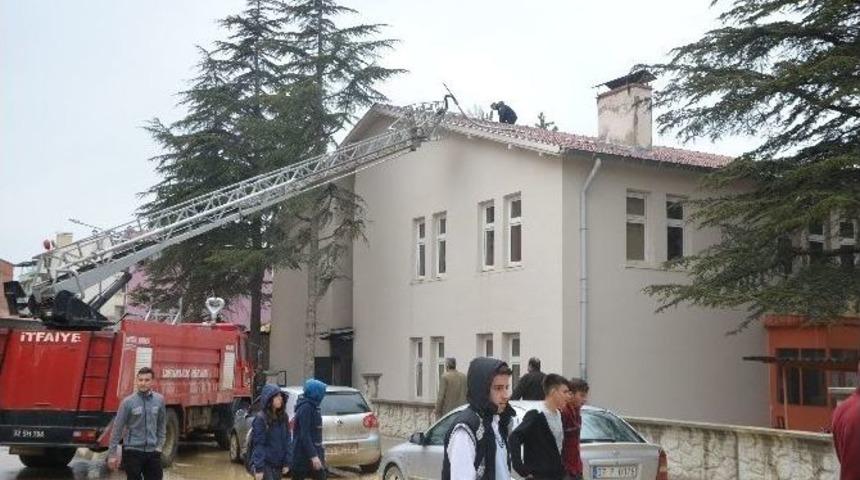 Lisenin &Ccedil;atısında Yangın, &Ouml;ğrencilere Korku Dolu Anlar Yaşattı