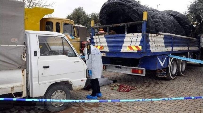 Bek&ccedil;i Freni Boşalan Kamyonu Durdurmak İsterken &Ouml;lm&uuml;ş