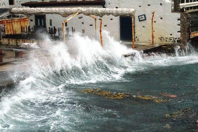 Bodrum’da Fırtına Etkili Oluyor