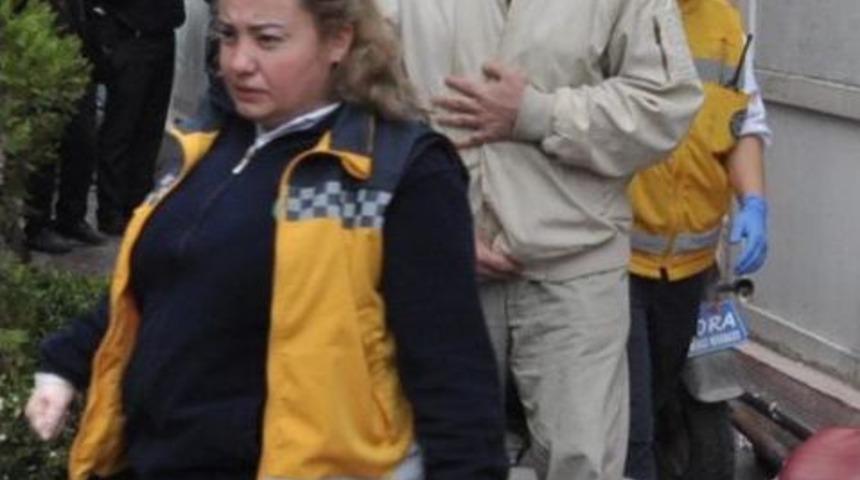 Şizofren Emekli Doktor, Hastaneye Yatırılacağını &Ouml;ğrenince Evde Annesini Rehin Aldı