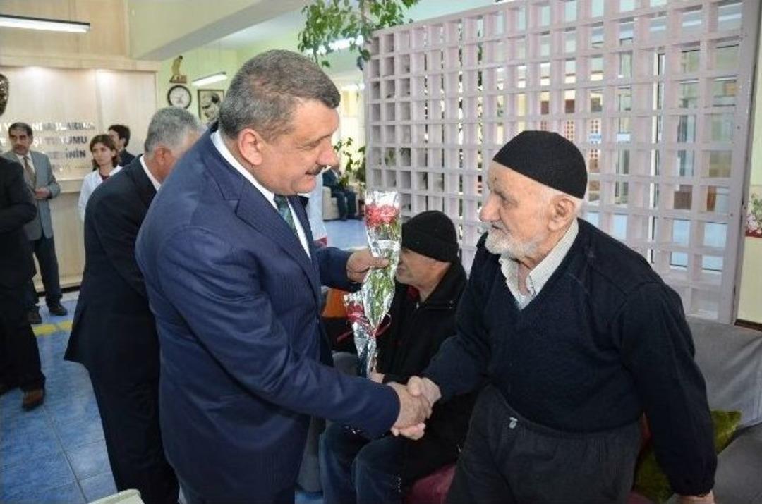 Başkan Selahattin G&uuml;rkan, Huzurevi&rsquo;ni Ziyaret Etti