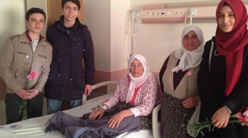 Ak Parti Afyonkarahisar Gen&ccedil;lik Kolları &Uuml;yeleri Yaşlıları Ziyaret Etti