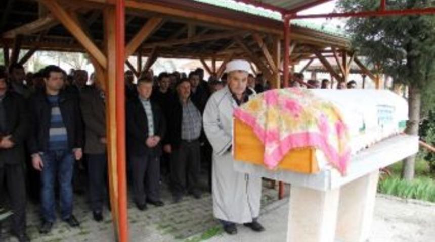 Yanarak 3. Kattan Atlayan Kadın Toprağa Verildi