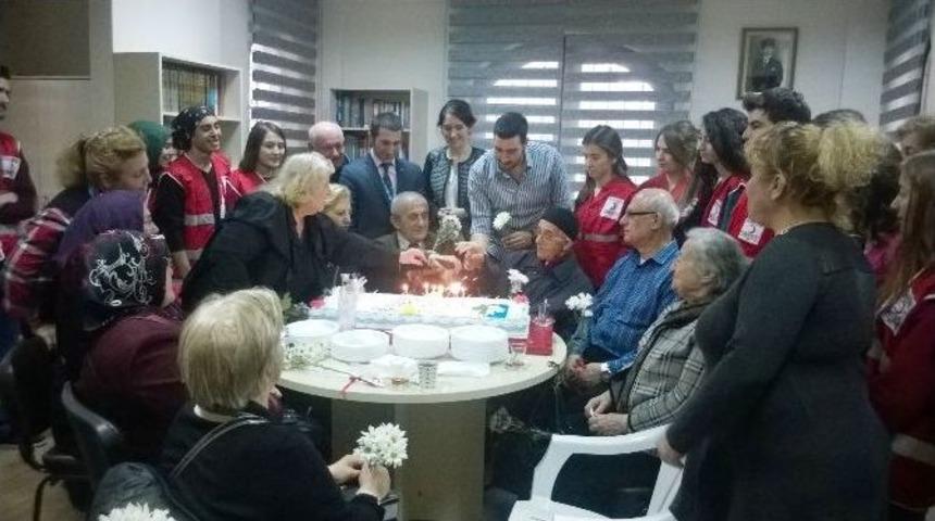 &Uuml;niversite &Ouml;ğrencileri Emeklievlerini Ziyaret Etti