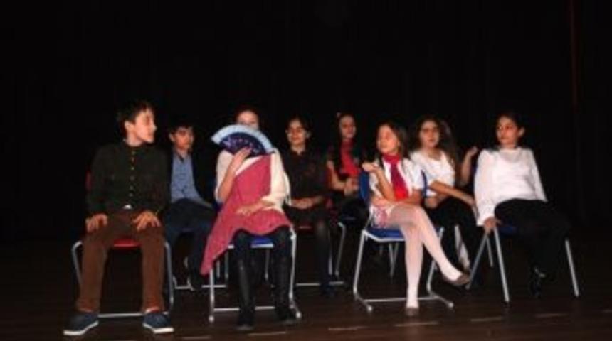 Bah&ccedil;eşehir Koleji &Ouml;ğrencileri D&uuml;nya Tiyatrolar G&uuml;n&uuml;n&uuml; Kutladı