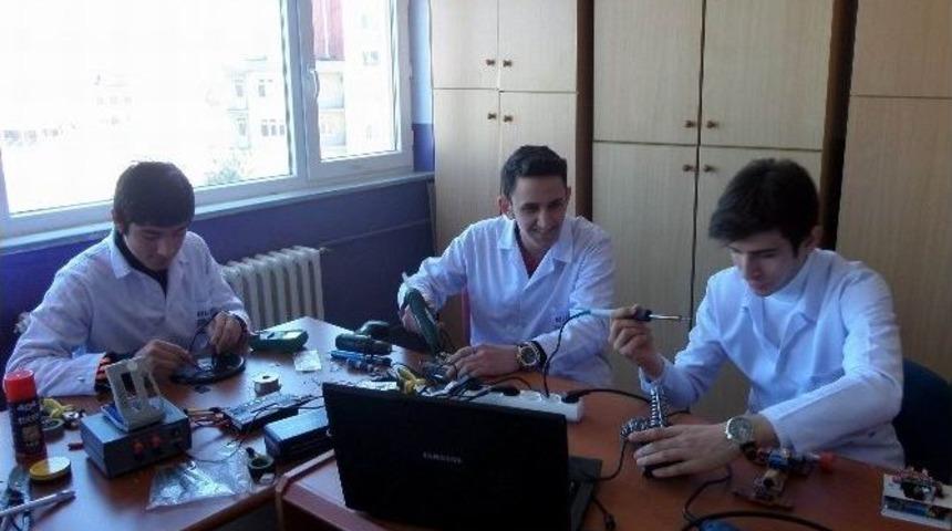 Liseli &Ouml;ğrenciler Robot Yarışmasına Hazırlanıyor