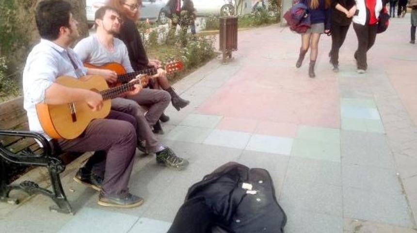 Okul Masraflarını Gitar &Ccedil;alarak Karşılıyorlar