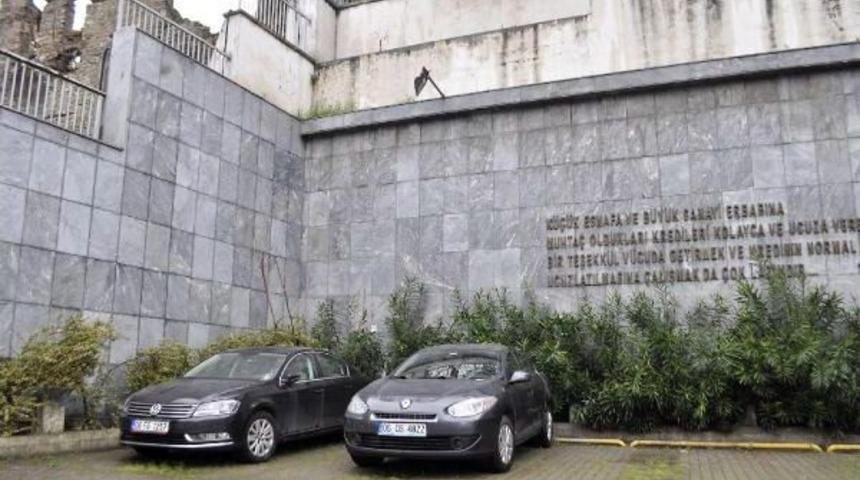 Park Halindeki Aracın &Uuml;st&uuml;ne D&uuml;şt&uuml;, Ağır Yaralandı