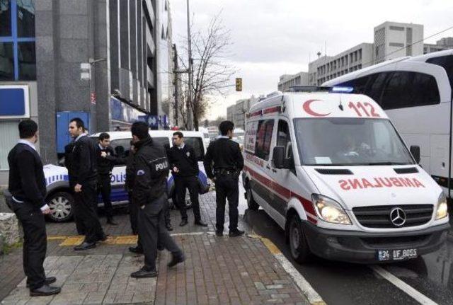 Park Halindeki Aracın Üstüne Düştü, Ağır Yaralandı