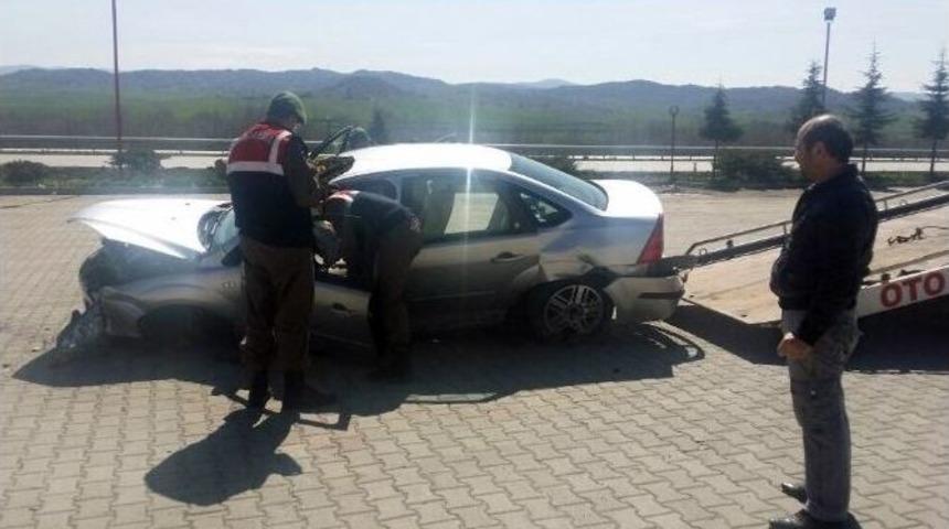 Otomobil Dinlenme Tesisine Daldı: 2 Yaralı