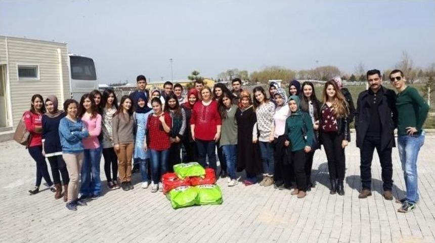 &Ouml;ğrenciler Hayvan Barınağındaki K&ouml;pekleri Besledi