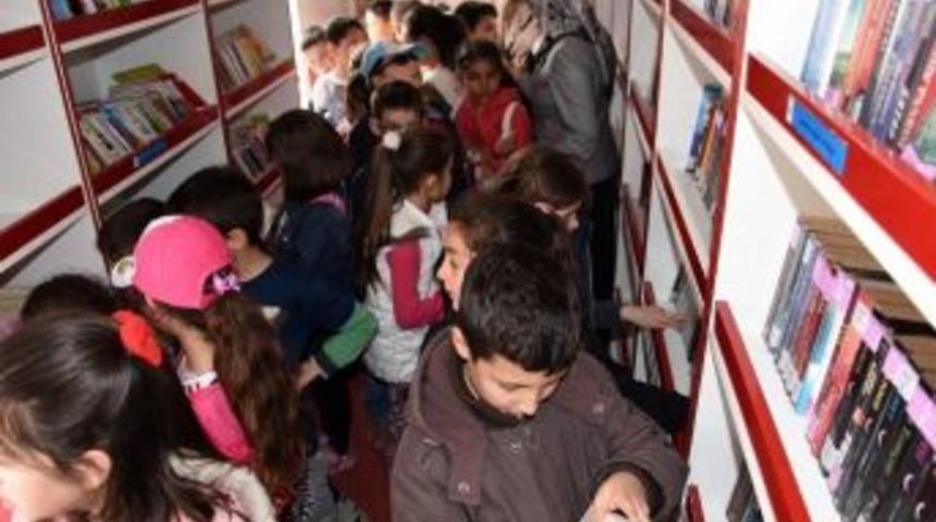 Gezici K&uuml;t&uuml;phane, &Ouml;ğrencilerle Buluştu