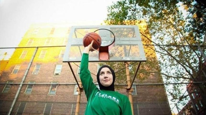 Basketbol&rsquo;da Baş&ouml;rt&uuml;s&uuml; Yasağını Kaldıran Basketbolcu T&uuml;rkiye&rsquo;de