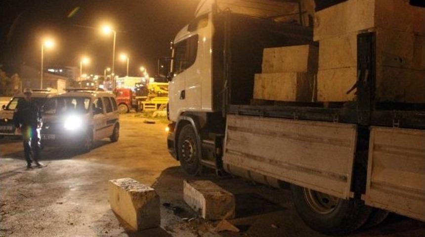 Beton Blok İş&ccedil;inin Parmaklarını Kopardı