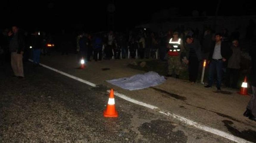 Otomobilin &Ccedil;arptığı Kadın &Ouml;ld&uuml;, S&uuml;r&uuml;c&uuml; Ka&ccedil;tı