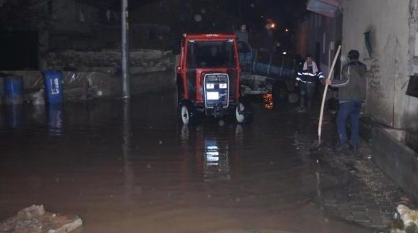 Uşak'ta Dere Taştı, 1 K&ouml;ydeki Ev Ve Tarım Arazisi Su Altında Kaldı