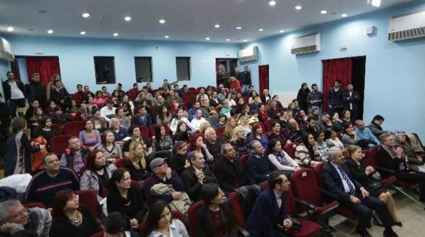 Kuşadası&rsquo;nda D&uuml;nya Tiyatrolar G&uuml;n&uuml; Kutlamaları