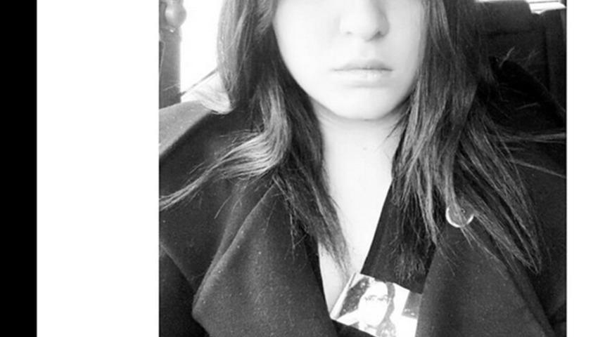 &Ouml;zgecan i&ccedil;in bug&uuml;n siyah giyindik