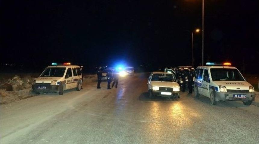 Otomobiliyle Polisten Kaçan Şahıs Tekeri Patlayınca Yakayı Ele Verdi