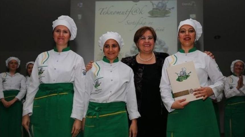 Konak&rsquo;ta Kadın Kursiyerler Sertifikalarını Aldı